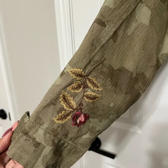 EUC Anthropologie Cropped Camo Utility Jacket with Floral Embroidery - Picture 5 of 8